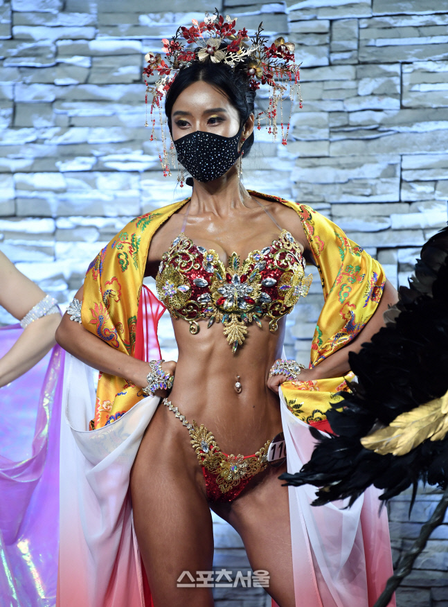 [포토]군살 하나 없는 김태희, 피트니스계의 김태희라고 할만 하네(MN코리아클래식)