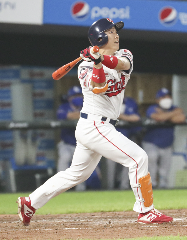 손아섭, 우측담장을 넘기는 스리런 홈런