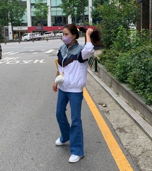 고소영, 일상 패션도 힙한 여배우의 감각 '50세인 줄도 모르겠네'[★SNS]