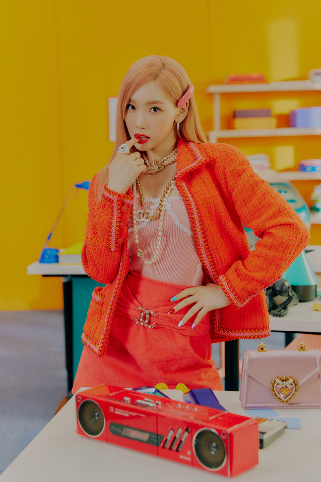 태연 싱글 \'Weekend\' 이미지 1