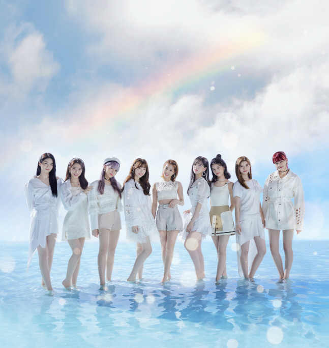 니쥬, 日 오리콘 1억 스트리밍 두 번째 달성…여성 그룹 최초