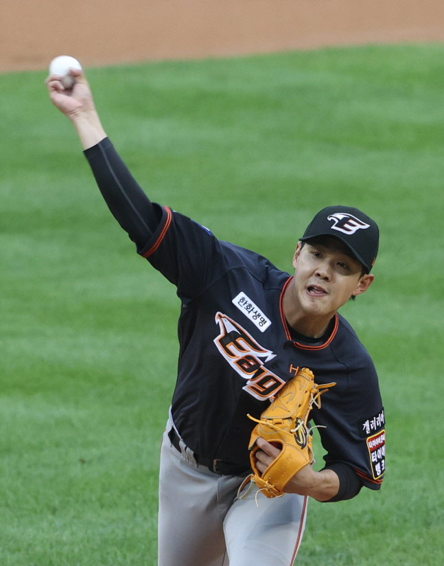 역투하는 윤대경