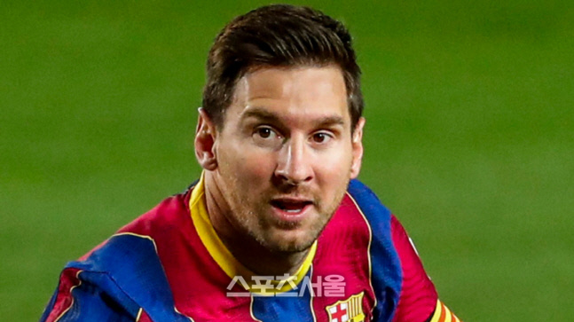 메시, 연봉 50%삭감하고 5년간 FC바르셀로나에 남기로 합의