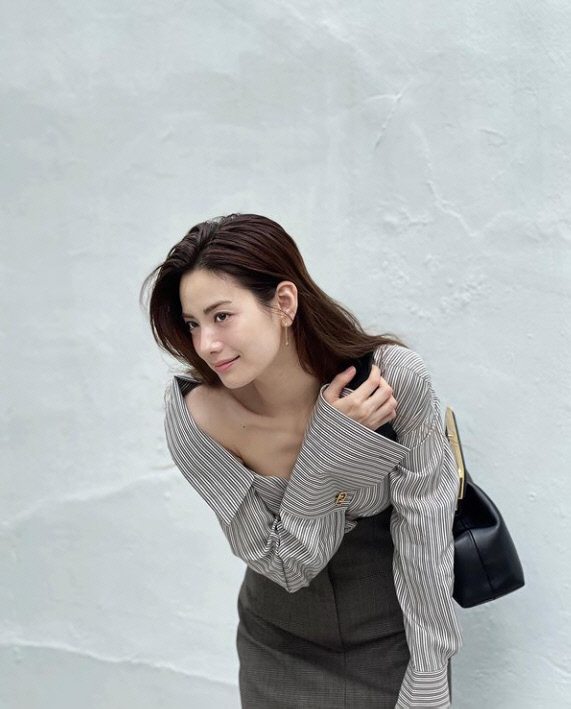 나나, 가슴 훤히 드러난 셔츠로 강조한 섹시 美[★SNS]