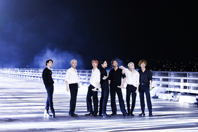 "그래미도 돈으로" 콜롬비아 라디오, 방탄소년단 비하·인종차별 발언 '눈살'