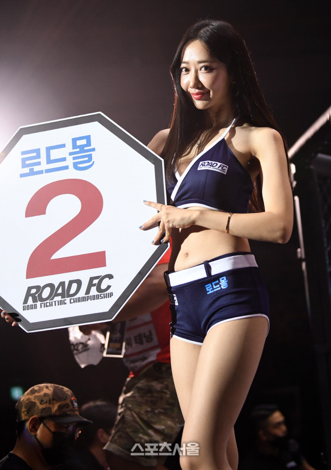 ROAD FC 로드걸 신해리, 미스코리아 출신 로드걸의 위엄![포토]