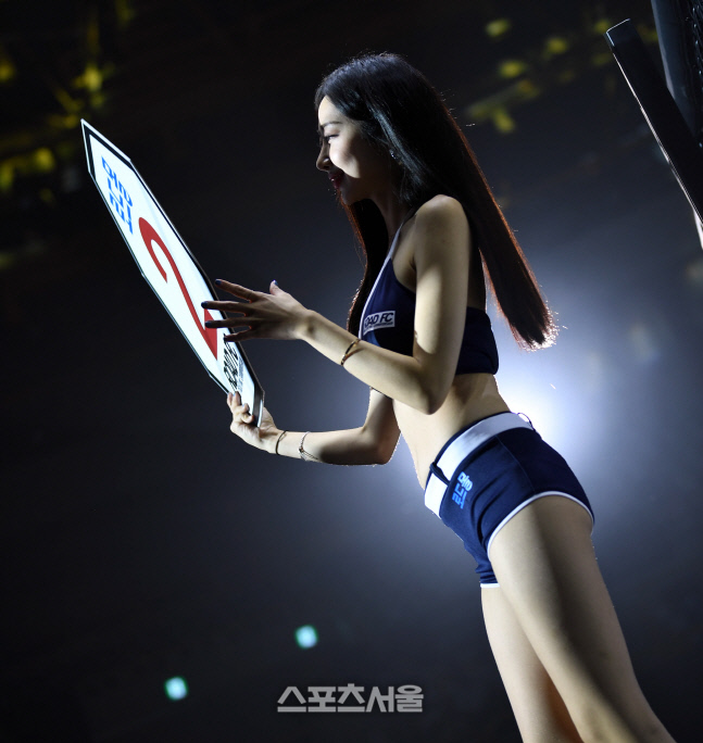 옆태도 고운 ROAD FC 로드걸 신해리, "미스코리아 출신이거든요"[포토]