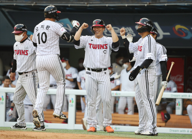 역전 스리런 날린 LG 오지환