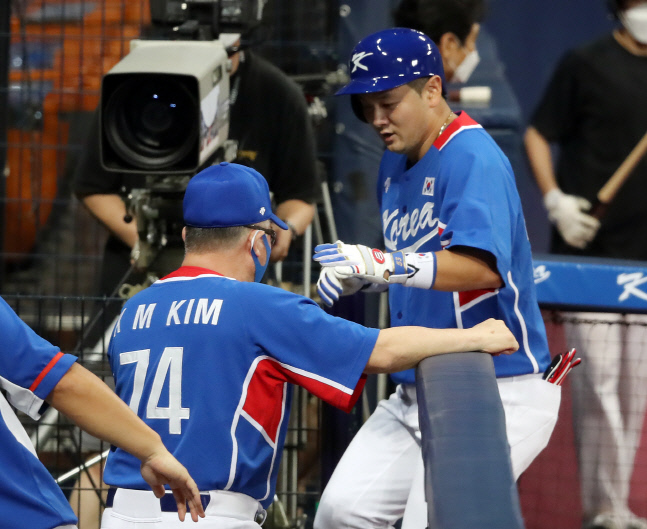 [올림픽] 김경문 감독 축하받는 최주환