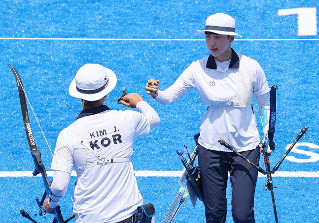 첫 금메달에 한 걸음 남았다…김제덕·안산, 양궁 혼성 단체 결승행[2020 도쿄]