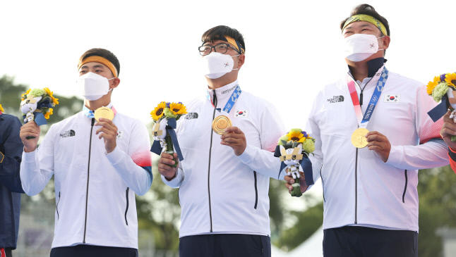 남자 양궁 단체전 2연패 오진혁·김우진·김제덕 "하나돼 이룬 금메달, 더 값지다"[도쿄 SS현장]