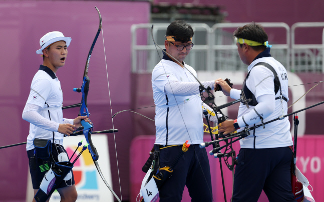 '막내 캐리' 김제덕이 이끈 2.4cm의 승리…숨막힌 한일전, 男 양궁 준결승 뚫고 결승행[도쿄SS현장]