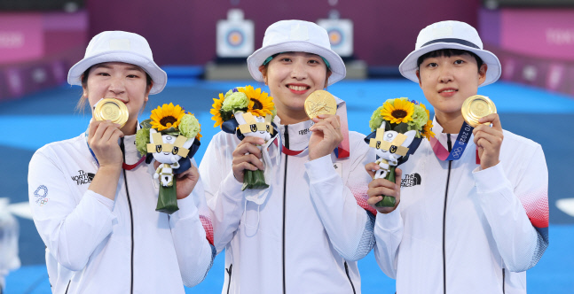 [올림픽] 금메달 목에 건 여자 양궁대표팀