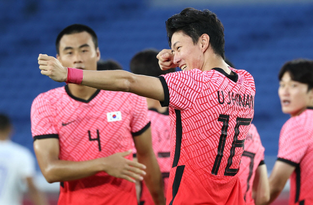 날아오른 황의조의 다짐 "양궁 김제덕이 못한 3관왕, 금메달 하나는 우리가"[요코하마SS현장]