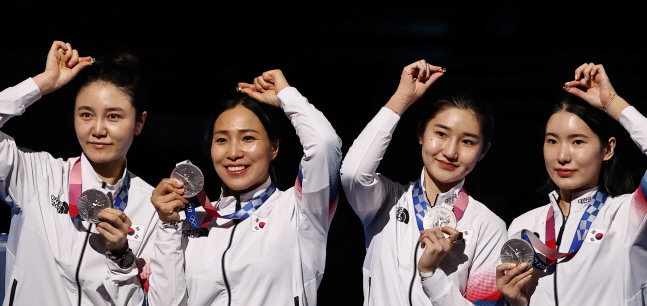 [올림픽] 월계관 반지, 그리고 은메달 미소<YONHAP NO-5291>