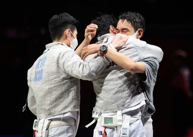 [2020도쿄] '세계최강' 펜싱 남자 사브르 단체, 금메달 획득...올림픽 2연패 달성