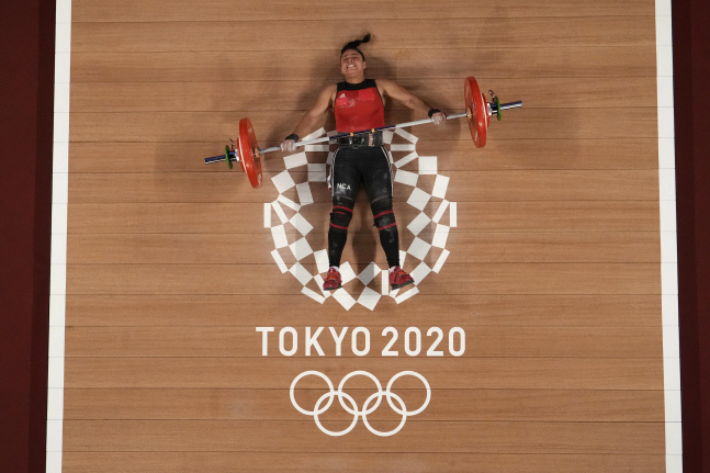 Tokyo Olympics Weightlifting Women <YONHAP NO-2801> (AP)