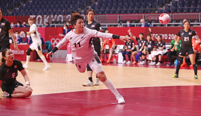 [올림픽] 넘어지면서 슛하는 류은희