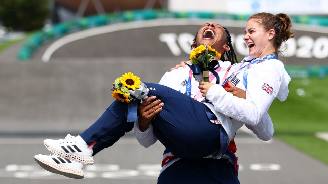 英 BMX 男 은메달리스트가 女 금메달리스트 품에 안은 이유[2020도쿄]