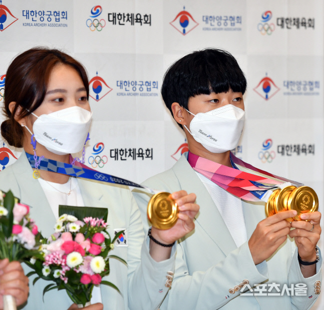 '세개의 금메달 들어보이는' 3관왕 안산[포토]