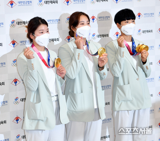 강채영, 장민희, 안산 '금메달 뽐내며 주먹 불끈'[포토]