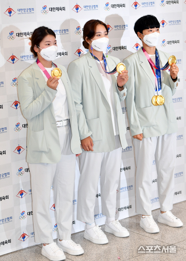 강채영, 장민희, 안산 '귀국 금메달세리머니'[포토]