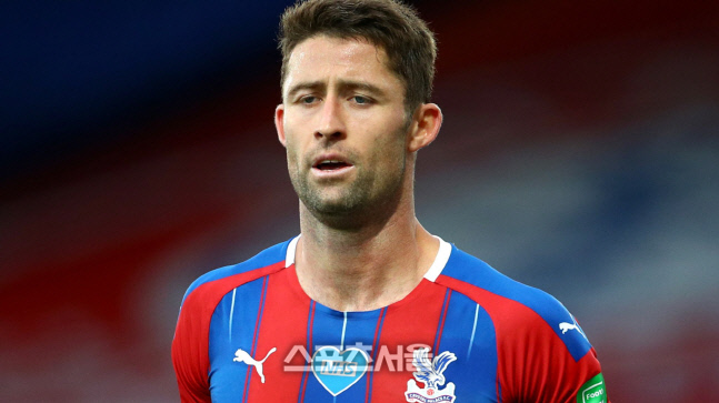 센터백 개리 케이힐 은퇴 선언