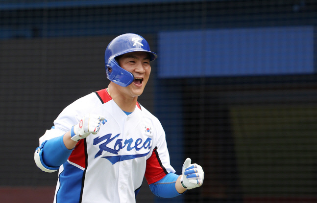 "단순 타박, 경기에 문제 없어" 손등 맞은 오지환, 한일전 무사 출전