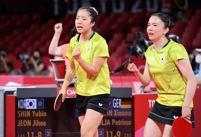 [도쿄 SS현장]'신유빈 불꽃타' 韓여자탁구, 리우 은메달 독일에 1복식 매치 쾌승!…'4강 향해 진격'