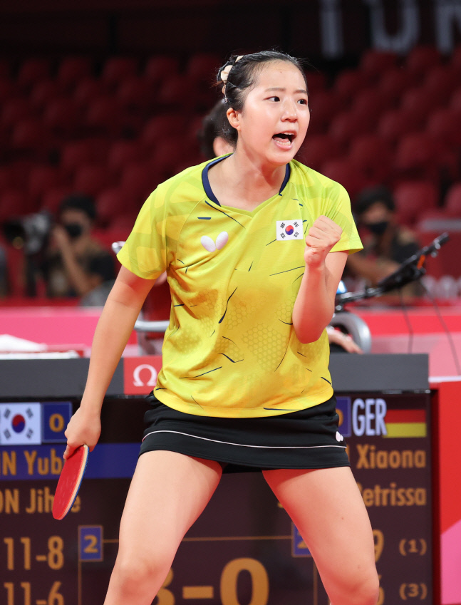 [도쿄 SS현장]한국 女탁구, 독일에 2-3 분패 '8강 좌절'…'불꽃 스매싱' 17세 신유빈, 38세 中귀화 수비수와 접전 끝 패배