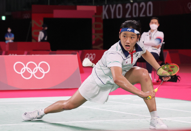 [올림픽] 공격 받아내는 안세영