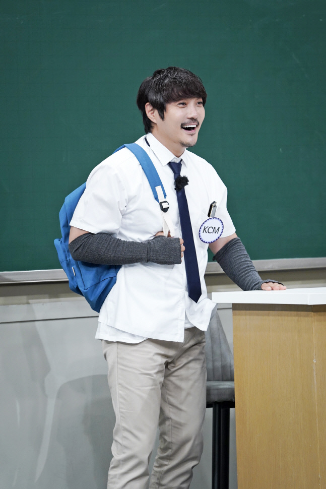 '아는 형님' KCM, 무대에서 파격 '옷 찢는 기술' 공개