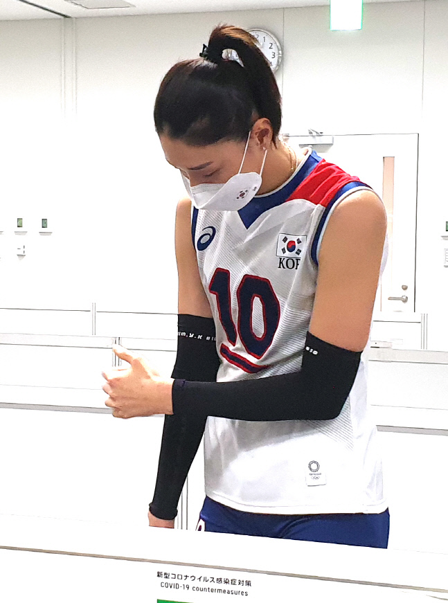 [올림픽] 김연경 \'경기장 벗어나자 울컥!\'