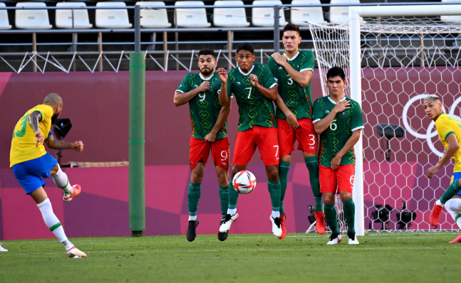 다니 알베스 프리킥