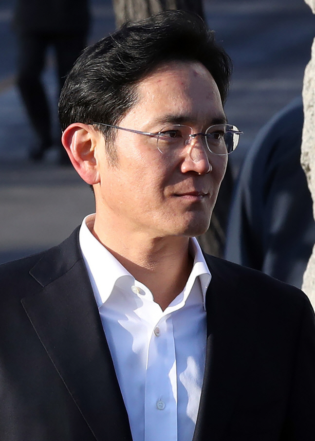 \'국정농단\' 이재용, 재수감 207일 만에 \'가석방\'..