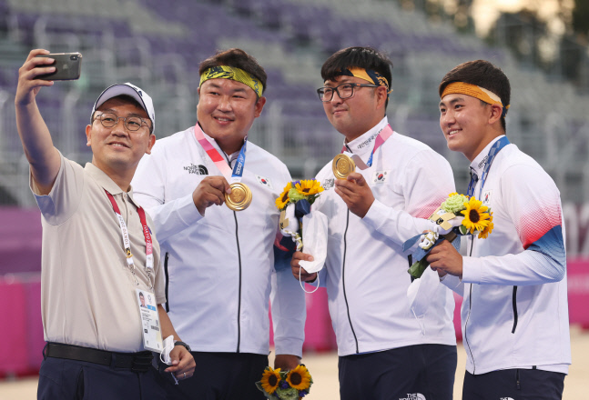 [올림픽] 금메달은 기념사진으로 남겨야지!<YONHAP NO-5739>