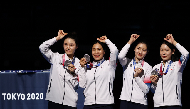 [올림픽] 월계관 반지, 그리고 은메달 미소<YONHAP NO-5293>