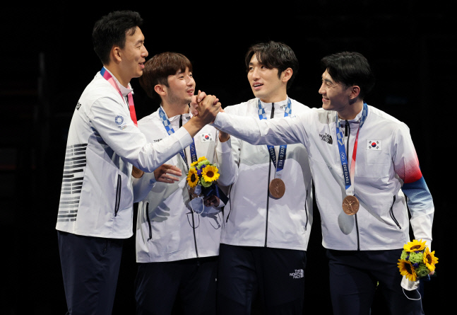 [올림픽] 동메달 획득하는 남자 에페 대표팀<YONHAP NO-5089>