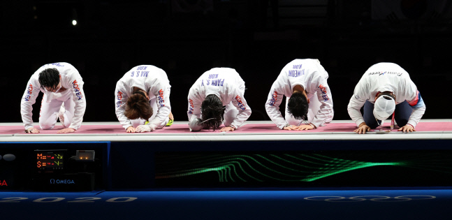 [올림픽] 큰절하는 남자 에페 대표팀<YONHAP NO-4664>