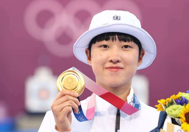 [올림픽] 안산 금빛 미소<YONHAP NO-4379>