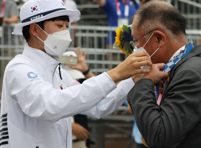 [올림픽] 정의선 회장에게 금메달 걸어주는 안산