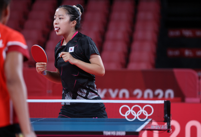 [올림픽] 신유빈, 설레는 올림픽 첫 시합<YONHAP NO-3644>