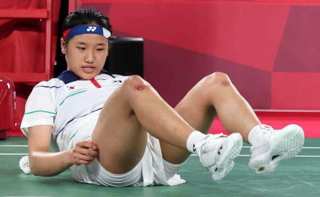 [올림픽] 안세영, \'무릎이 다 까지도록...\'<YONHAP NO-2506>