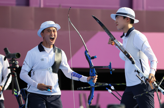 [올림픽] 김제덕 \'금메달이야!\'<YONHAP NO-2143>