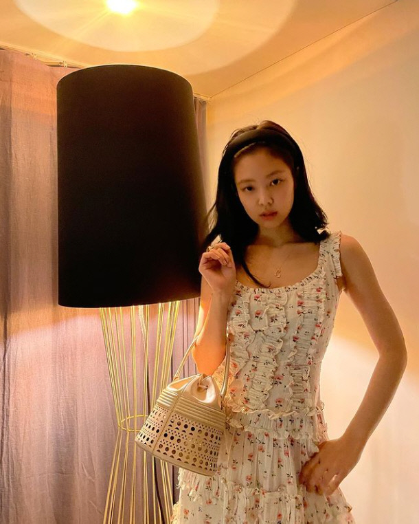 블랙핑크 제니, 팬들에게 인사하며 상큼한 매력 방출[★SNS]