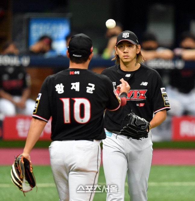 [포토]황재균 '1점을 지켜줘!'