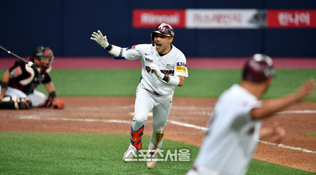 [포토]8회말 역전타 이용규, 끝날때까지 안끝난겨!