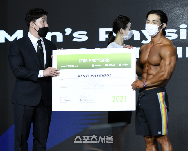 [포토]김영규, "피지크 그랑프리와 프로카드를 독차지했어요"(김준호 클래식)