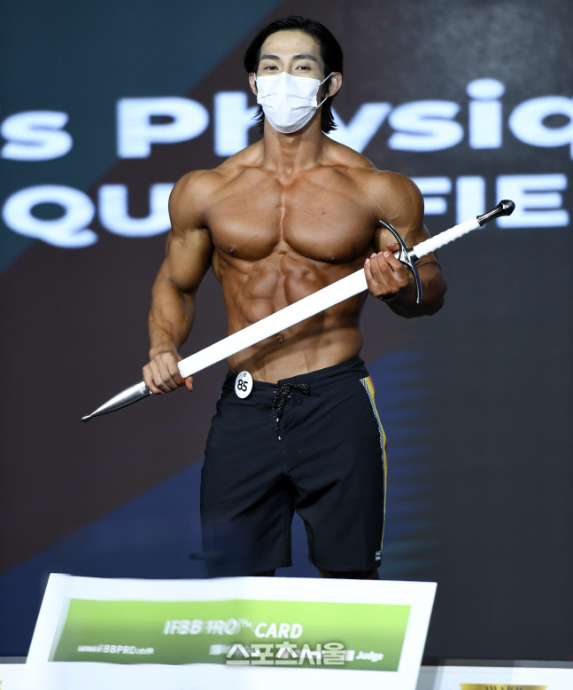 [포토]김영규, IFBB 프로카드와 그랑프리가 가질 수 있는 검!(김준호 클래식)