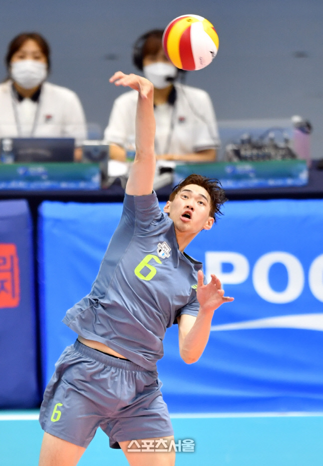 스파이크서브 시도하는 김선호[포토]